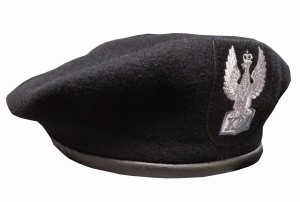 Beret wojskowy z orzełkiem KM